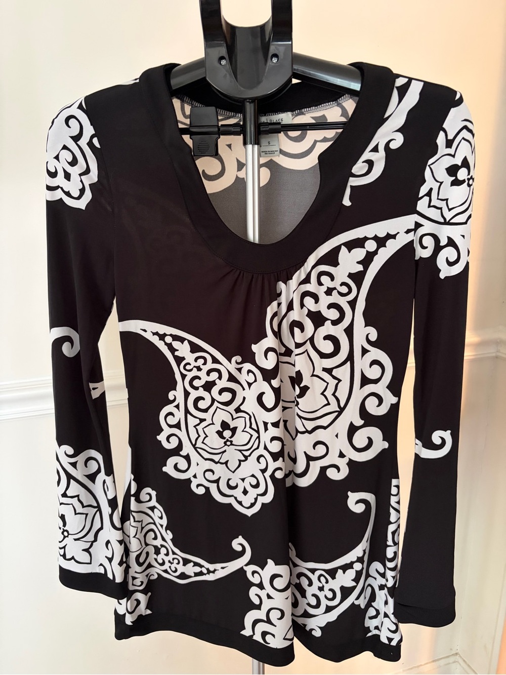 White House Black Market Black & White Floral Scroll Long-Sleeve Scoop Neck Top